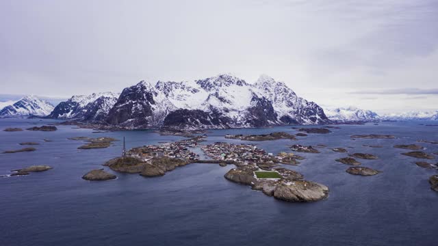 冬季的亨宁斯维尔渔村和节日山。挪威海。罗浮敦群岛，挪威风景。空中Hyper Lapse, Time Lapse。无人机飞行前进视频素材