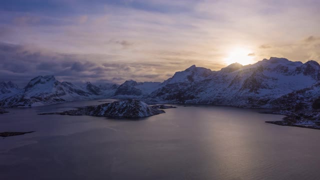 冬季日落时的峡湾和山脉。罗浮敦群岛，挪威风景。空中Hyperlapse,间隔拍摄。无人驾驶飞机飞侧视频素材