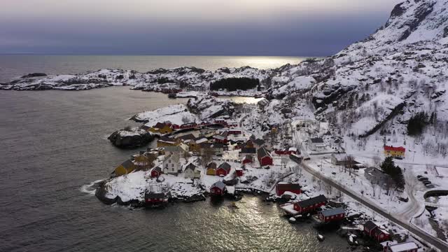 冬季的Nusfjord渔村，Rorbu, Fjord和山脉。罗弗敦群岛,挪威。鸟瞰图。无人机向后和向上飞行视频素材