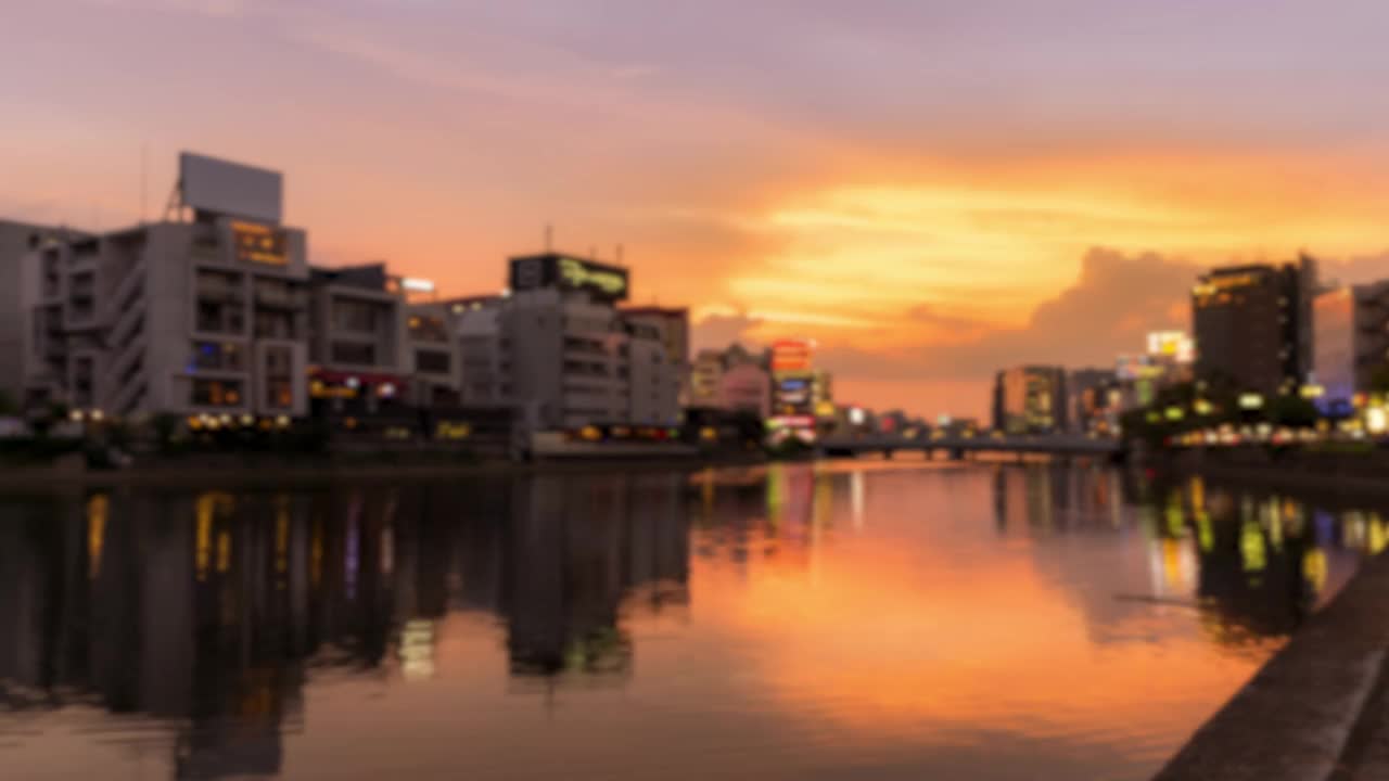 4K UHD白夜延时:日本中川端中河沿岸福冈古城模糊背景。视频下载
