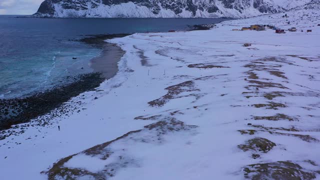 冬季的乌特克列夫海滩，挪威的海洋和山脉。罗弗敦群岛,挪威。鸟瞰图。无人机向前飞，向上倾斜。揭示拍摄视频素材