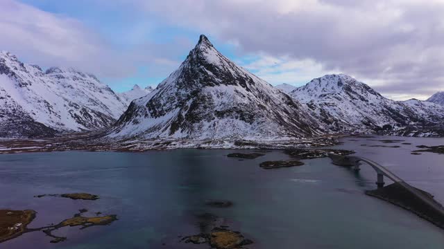 弗雷德旺悬臂桥，汽车和沃兰斯坦德山的冬天。Flakstadoya，罗浮敦群岛，挪威风景。鸟瞰图。无人机横向向上飞行视频素材