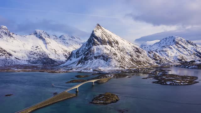 弗雷德旺桥和沃兰斯坦德山的冬季日落。Flakstadoya，罗浮敦群岛，挪威风景。空中Hyper Lapse, Time Lapse。无人机向前和向上飞行视频素材