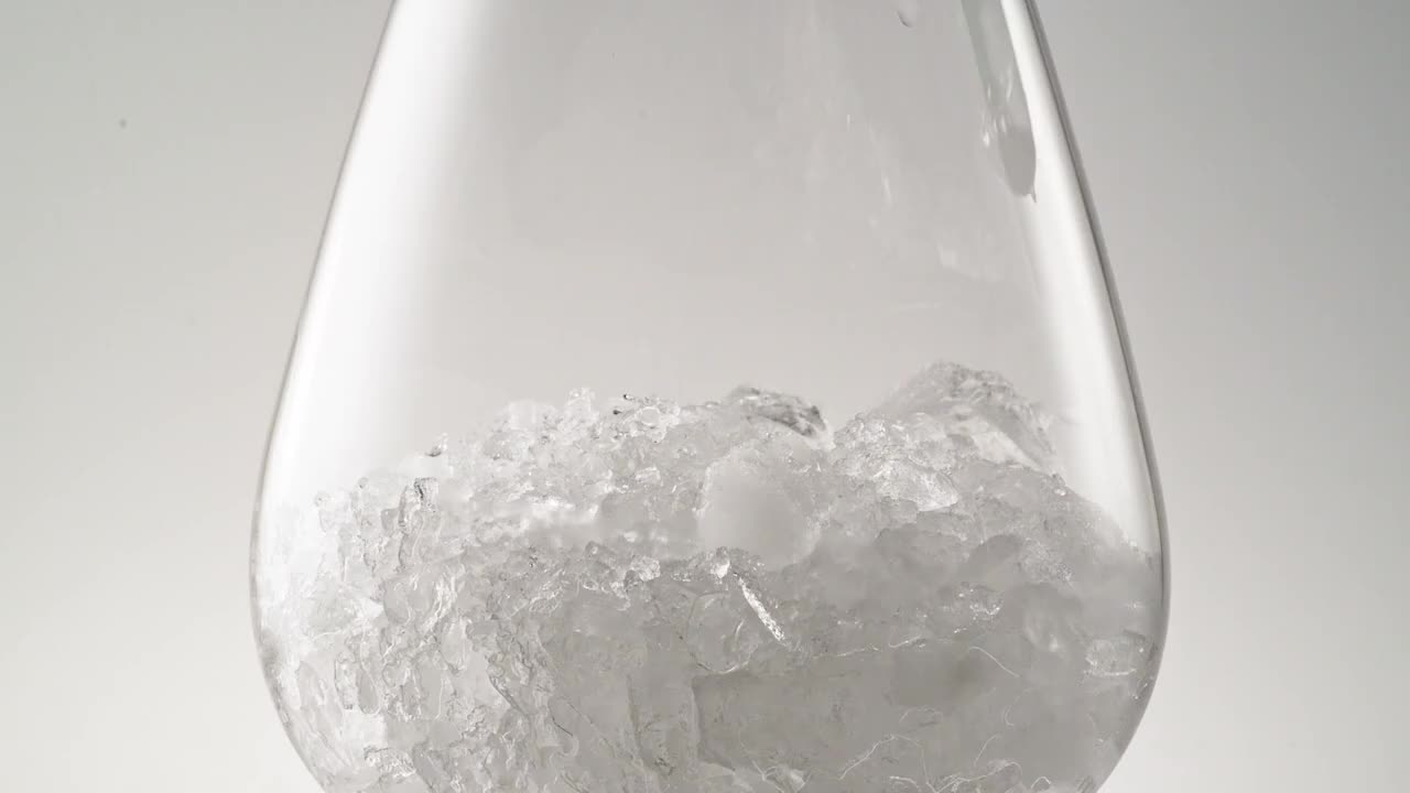 翡翠色的液体倒在冰上视频下载