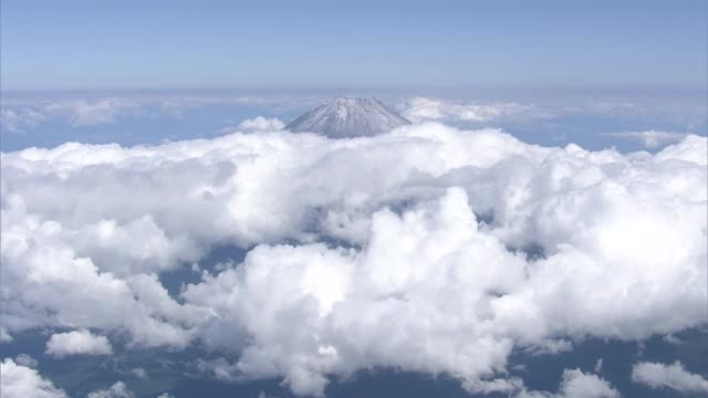日本静冈县，富士山，第一顶雪帽视频素材
