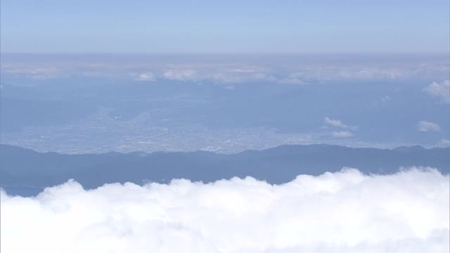 日本静冈县，富士山，第一顶雪帽视频素材