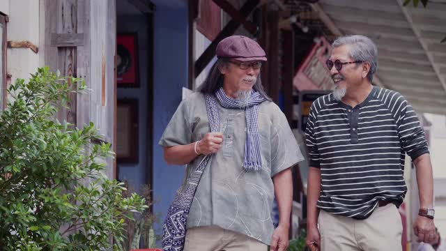 快乐的亚洲老年男性朋友有乐趣和走在街上视频素材
