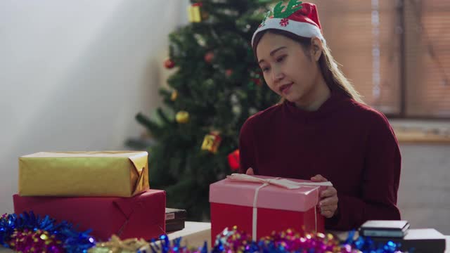 年轻女子打开和惊喜的圣诞礼盒视频下载