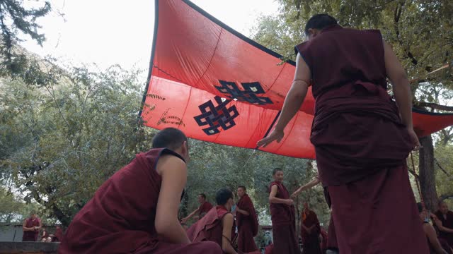 西藏拉萨，喇嘛们在色拉寺辩论视频下载