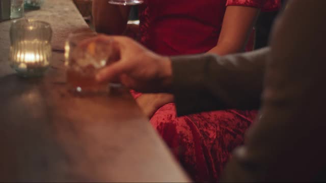 漂亮女人晚上坐在酒吧喝鸡尾酒视频素材