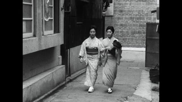 受训的艺妓(舞妓)走进培训学校;1964视频素材