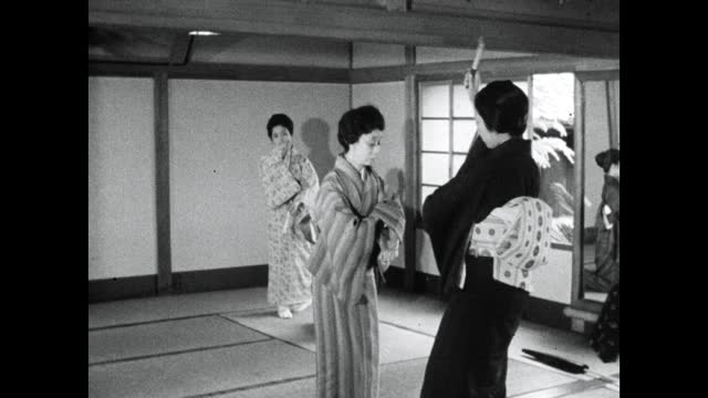 受训的艺妓(舞妓)排练传统舞蹈;1964视频素材