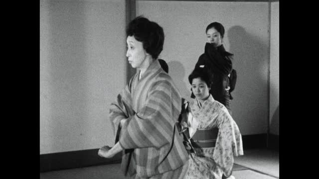 受训的艺妓(舞妓)排练传统舞蹈;1964视频素材