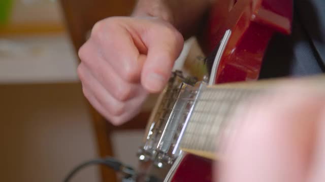 吉他手与电吉他在指板上视频素材