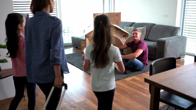 多民族家庭在家里玩纸板旅馆视频素材