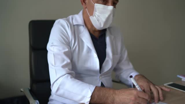 成熟的医生在预约看病时与病人交谈视频素材