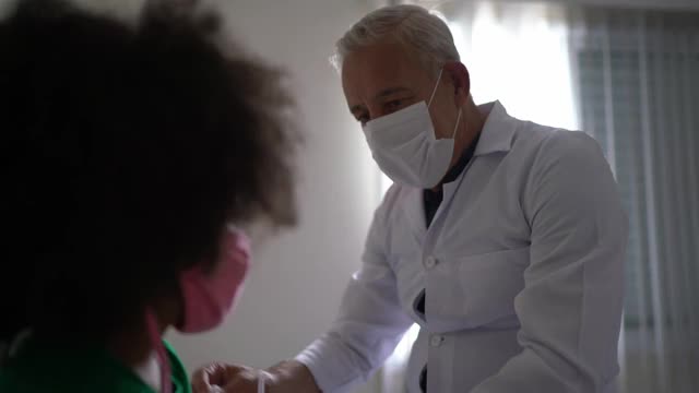 医生正在给一个小女孩病人注射疫苗视频素材
