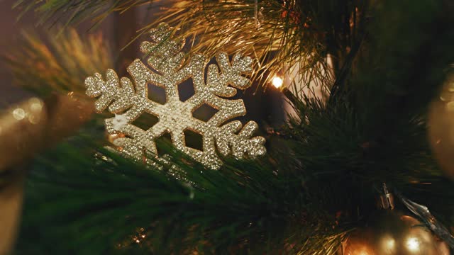 装饰圣诞树。玩具和花边雪花。新年的背景视频素材