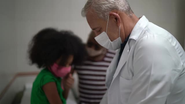 医生正在给一个小女孩病人注射疫苗视频下载
