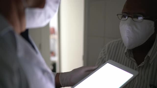 医生在医院用数字平板安抚老年病人视频素材