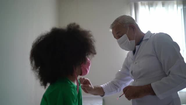 医生正在给一个小女孩病人注射疫苗视频素材
