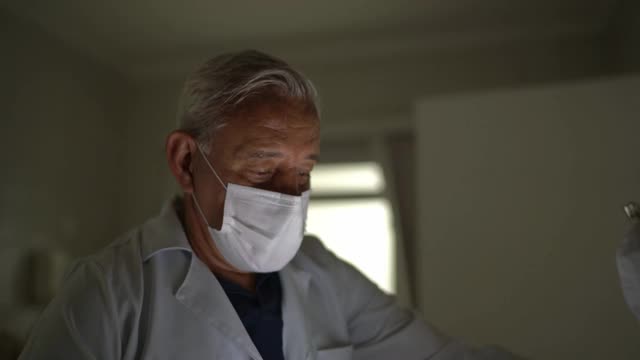 医生在医院用数字平板安抚老年病人视频素材