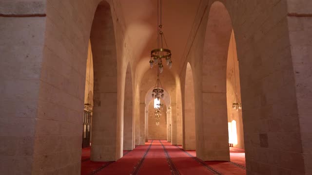 在中东美索不达米亚的马尔丁市，穆斯林在马尔丁乌鲁清真寺(大清真寺)内祈祷——4K视频下载