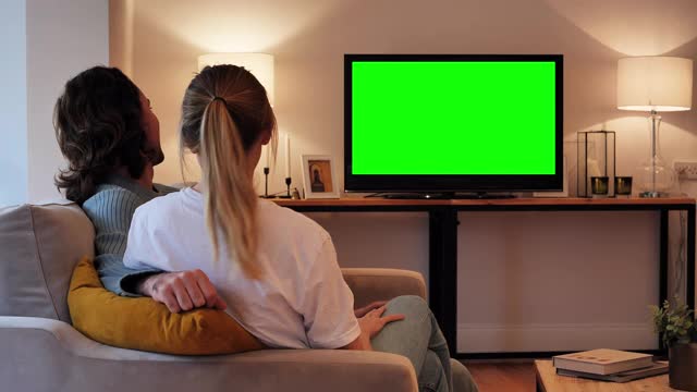 年轻夫妇看电视色键视频素材