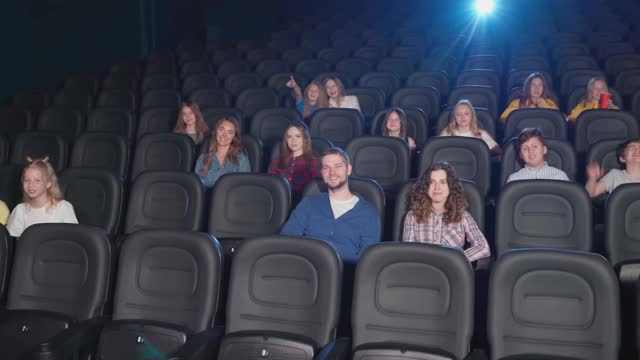 多种族观众在电影中观看喜剧。视频下载