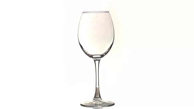 年轻的白葡萄酒倒入玻璃缓慢的动作孤立的背景视频下载