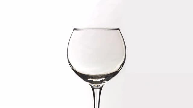 年轻的白葡萄酒倒入玻璃孤立的背景视频下载