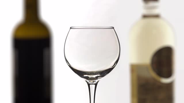 年轻的白葡萄酒倒进玻璃酒瓶作为背景视频下载