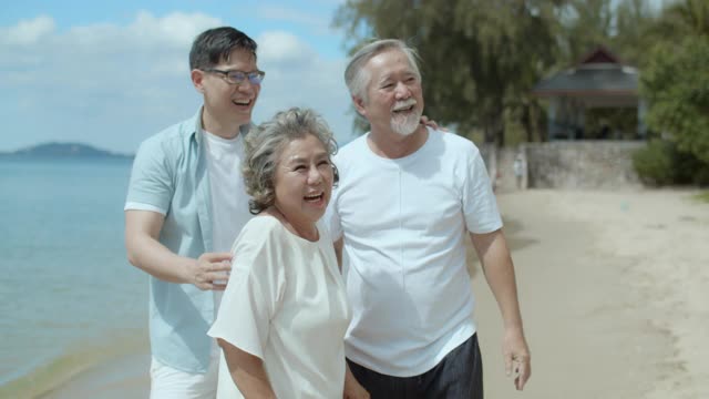 夏日沙滩上快乐的一家人，慢镜头视频素材
