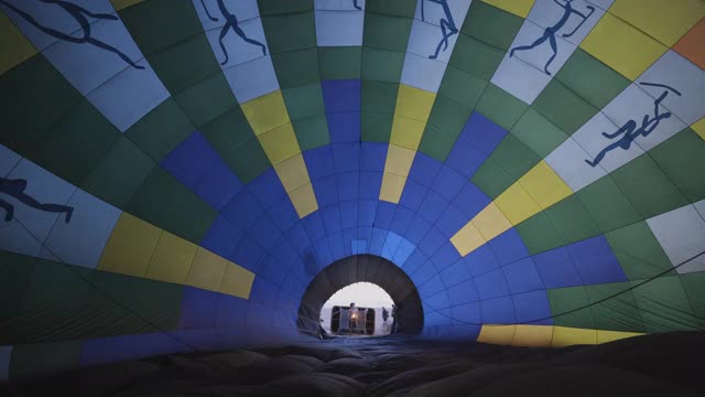 内部视图的燃气燃烧器吹起一个热气球，因为它是膨胀的飞行视频素材