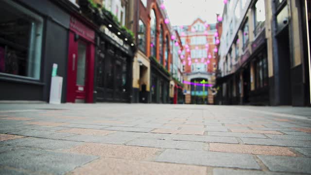 在新冠肺炎全球大流行期间，伦敦Soho区卡尔纳比街(Carnaby Street)是一个受欢迎的旅游区视频素材