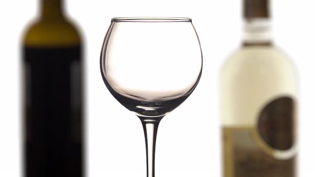 红酒或玫瑰酒倒入玻璃杯中的慢动作镜头视频下载