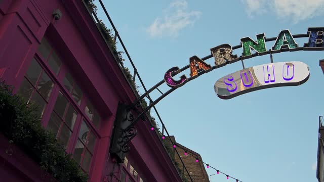 在新冠肺炎全球大流行关闭期间，伦敦苏豪区(Soho)的卡尔纳比街(Carnaby Street)是一个受欢迎的旅游区视频素材