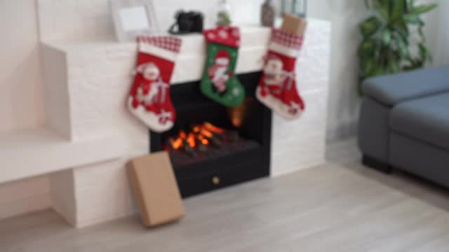 圣诞袜挂在房间的壁炉上视频素材