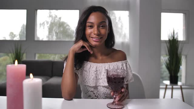 快乐的混血女性约会使用视频聊天视频下载