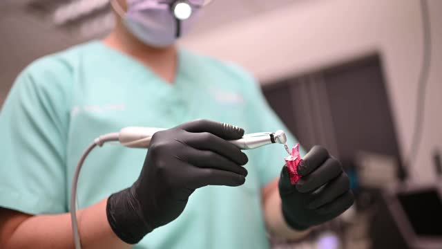 亚洲华人牙医准备牙科修复工具植牙视频下载
