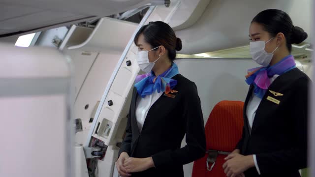 空中小姐向乘客介绍座位。视频下载