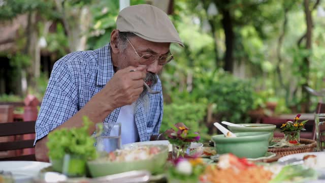 亚洲老人吃东西视频素材