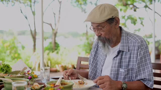 亚洲老人在吃饭。视频素材