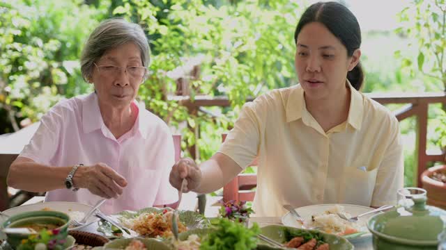 在家里吃饭的亚洲家庭视频素材