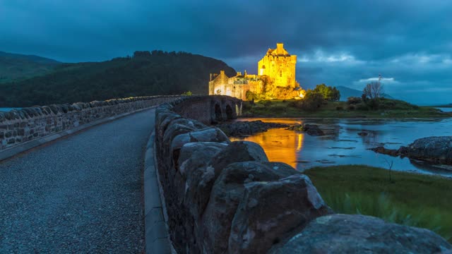 英国苏格兰Eilean Donan城堡夜景视频下载