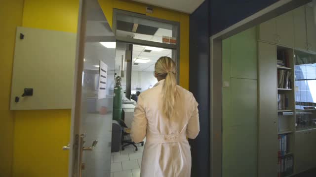 实验室里的年轻女科学家视频下载