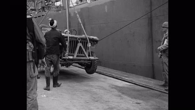 倾斜拍摄的起重机装载吉普车停泊在港口-朝鲜战争视频下载