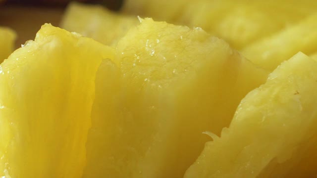 特写新鲜切菠萝块，淘金视频下载
