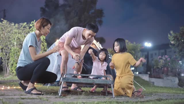 亚裔华人家庭在自家后院露营，周末在家度假视频素材