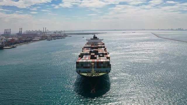 鸟瞰图集装箱货轮承运人集装箱从码头商业港口的业务物流，进出口，航运或货运。视频素材